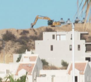 Maquinaria de construcción en cerro