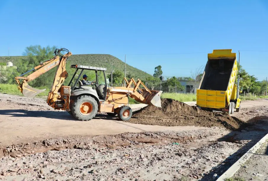 Maquinaria trabajando en calles de terracería