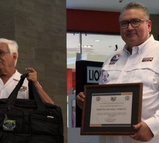 Martín Inzunza Tamayo recibiendo reconocimiento