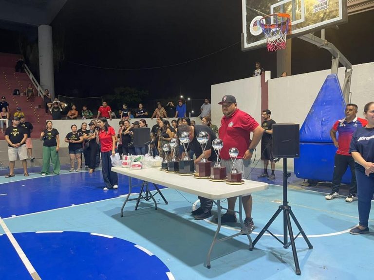 Mesa de trofeo por torneo de voleibol