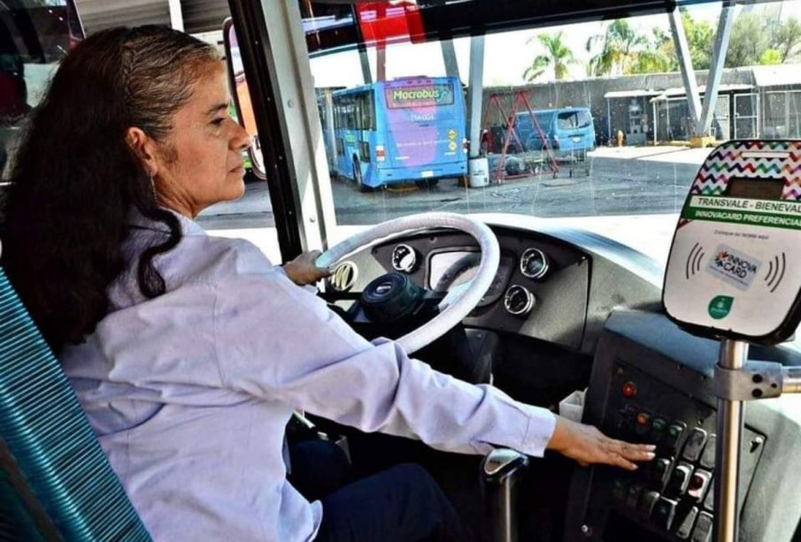 Mujer chofer de autobús