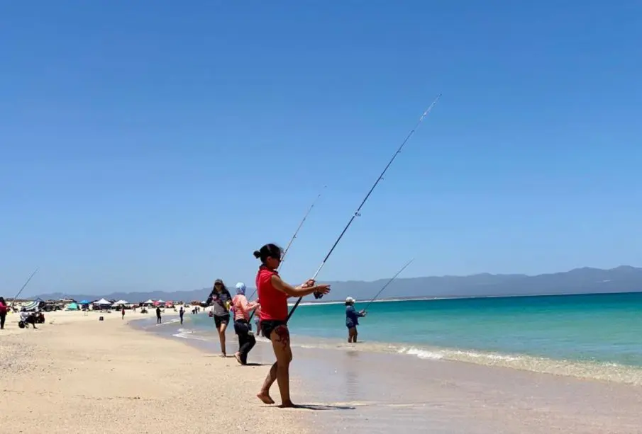 Mujer pescando en playa de La Paz