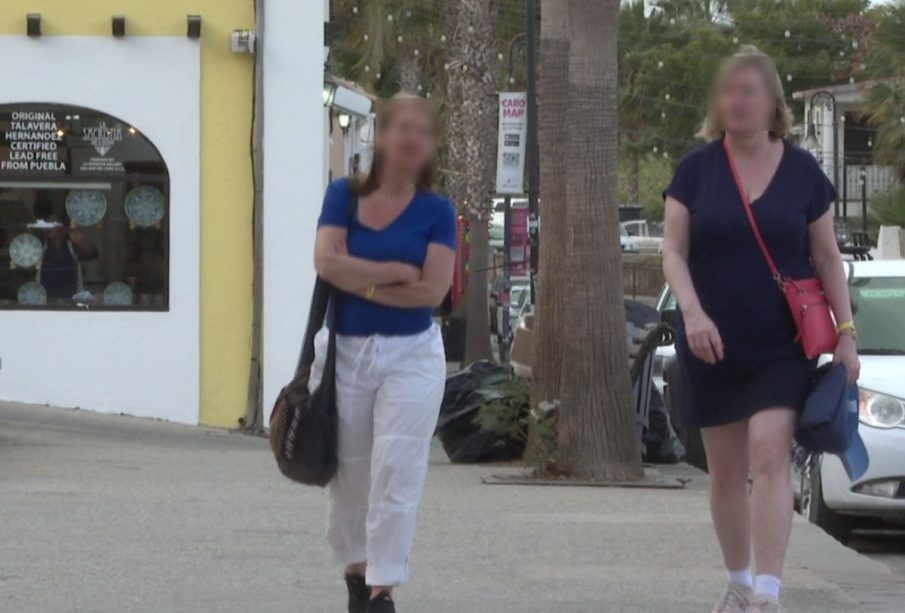 Mujeres caminando en San José del Cabo