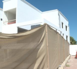 Obra en construicción obstruyendo banqueta