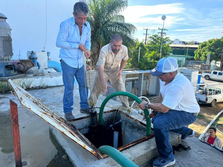 Oomsapas extrayendo agua de cisterna