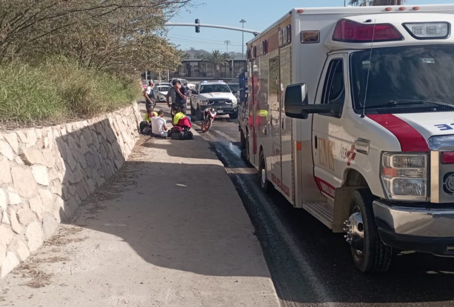 Paramédicos atendiente a motociclista accidentado