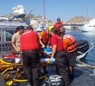 Paramédicos rescatando a turista