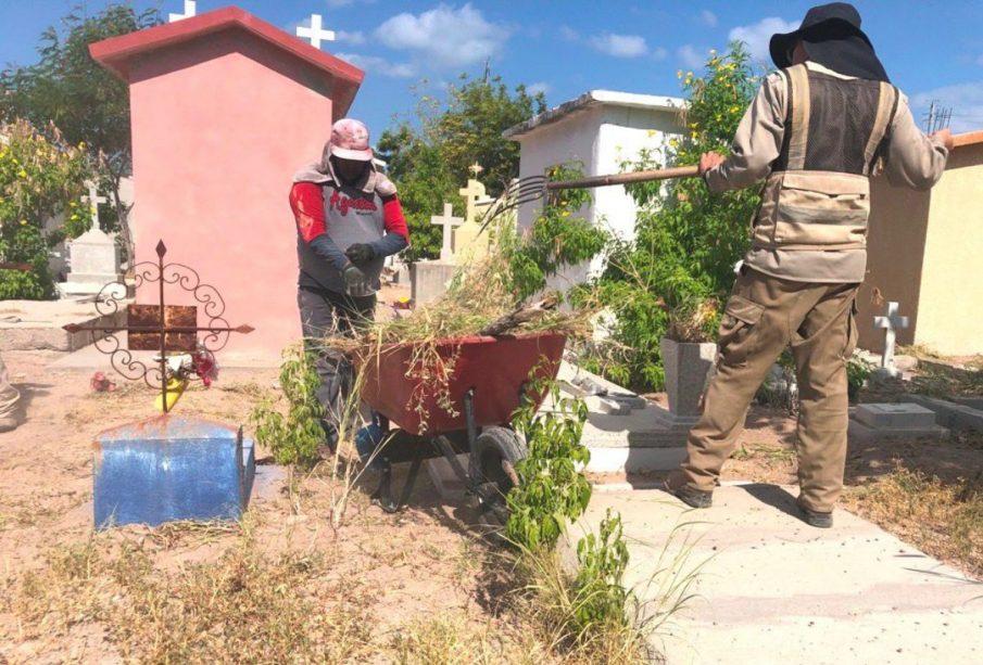 Personal de Servicios Públicos dando mantenimiento a panteones