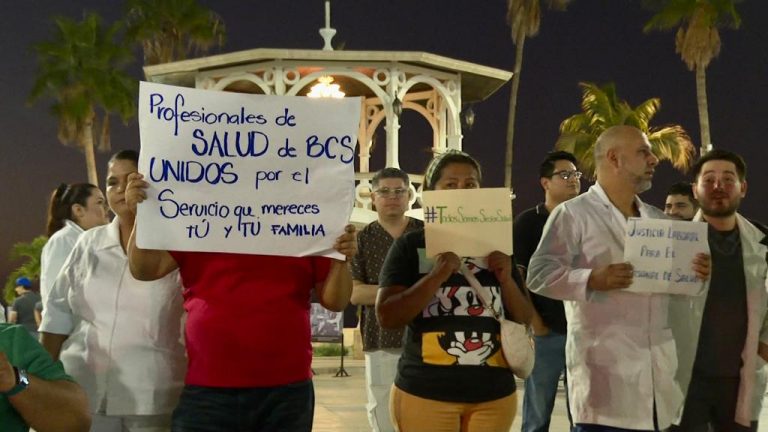 Personal de salud manifestandose en malecón de La Paz