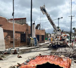 Personal del ayuntamiento limpiando calles