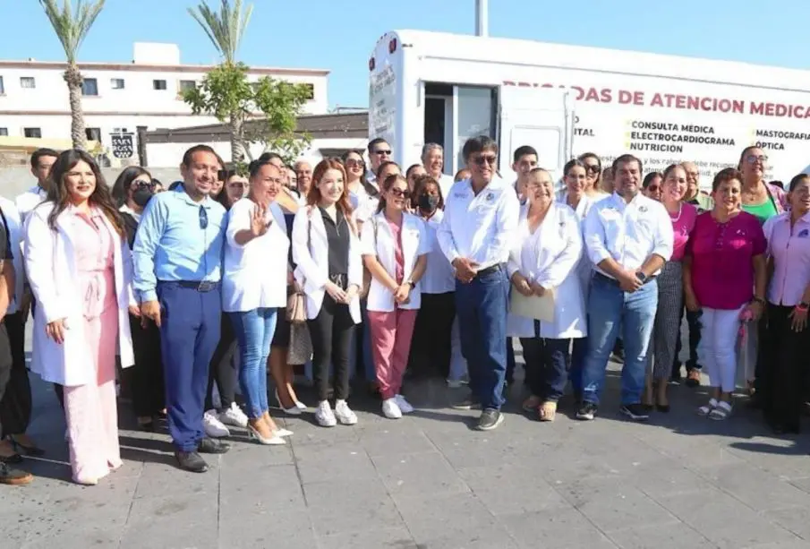 Personal médico en la explanada de San José del Cabo
