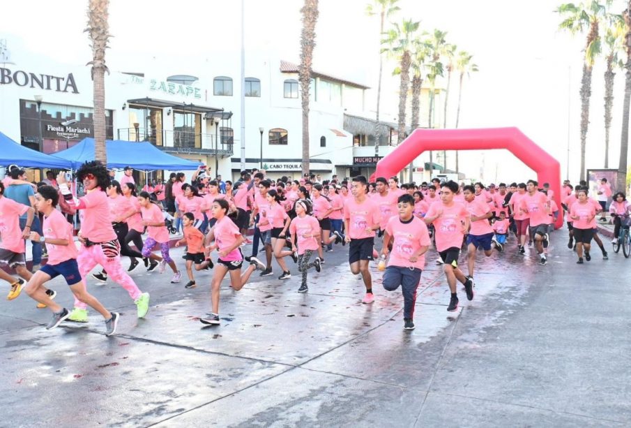 Personas corriendo en Los Cabos