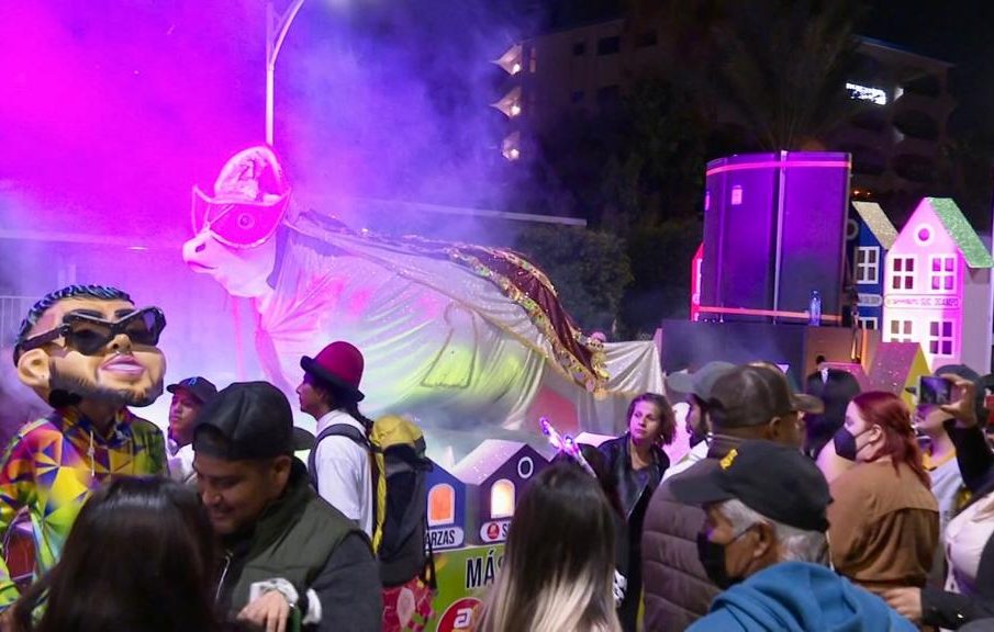 Personas disfrutanto del carnaval de la paz