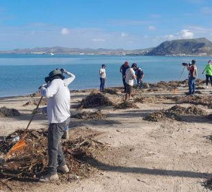 Personas limpiando el malecón de La Paz