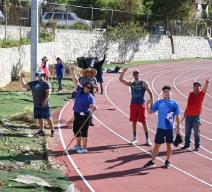 Personas limpiando unidades deportivas