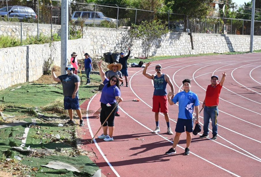 Personas limpiando unidades deportivas