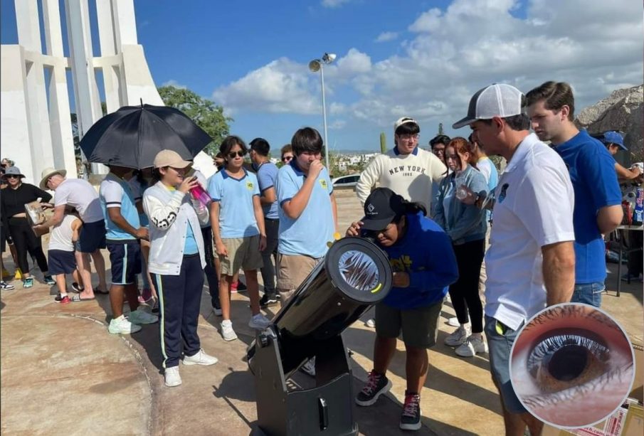 Personas observando el eclipse de sol