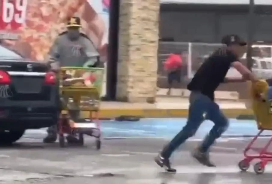 Personas robando en supermercado de Los Cabos