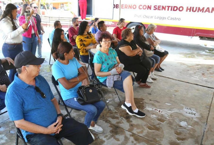 Personas sentadas esperando turno para atención en la Brigada de Salud