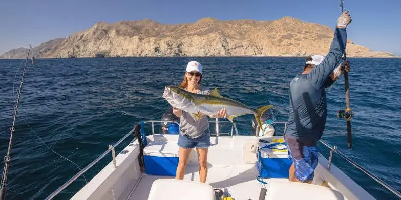 Pescadora con dorado en manos
