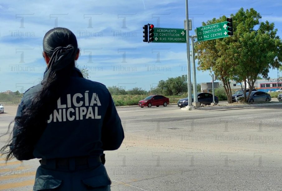 Policía parada en cruce vial