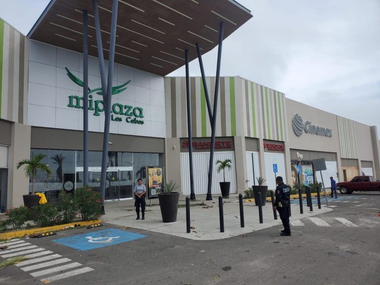 Policias vigilando plaza comercial para evitar rapiña