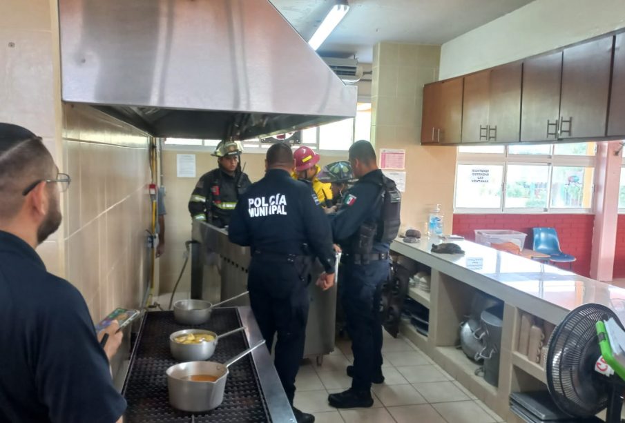 Policias y Bomberos en área de cocina por fuga