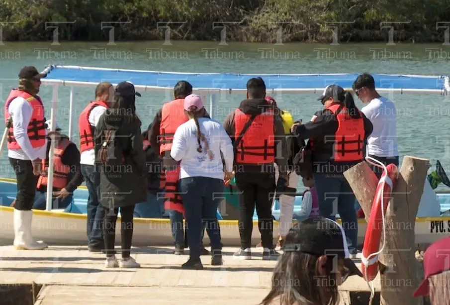 Prestadores de servicios en muelle de Puerto Chale