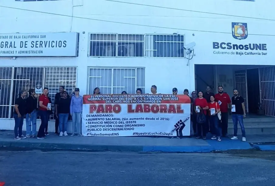 Profesores manifestándose en Los Cabos