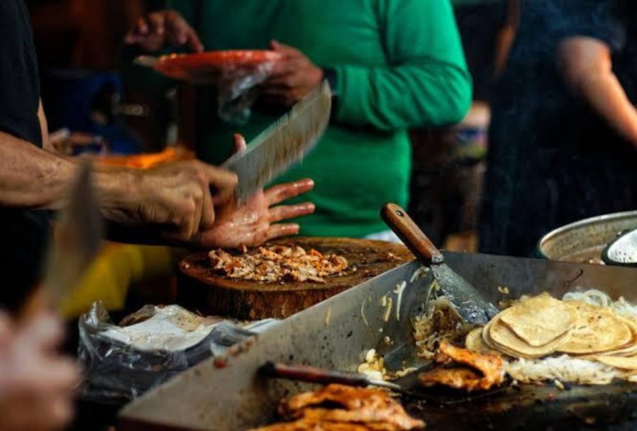 Puesto de tacos en la calle