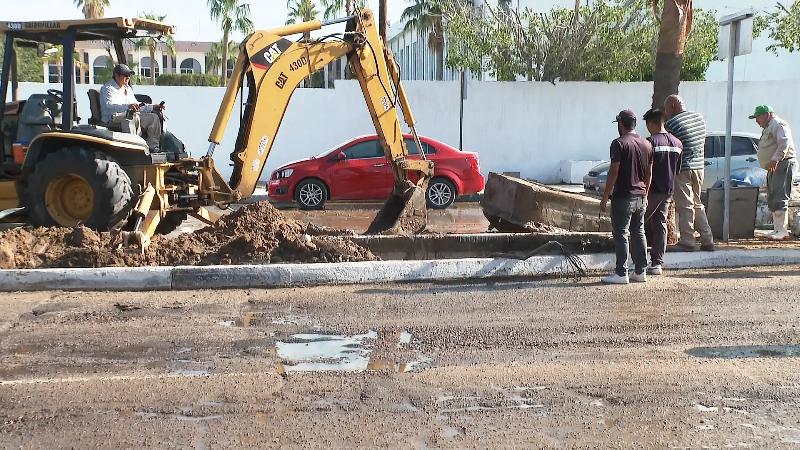 Reparación de tubería en el en el bulevar Colosio