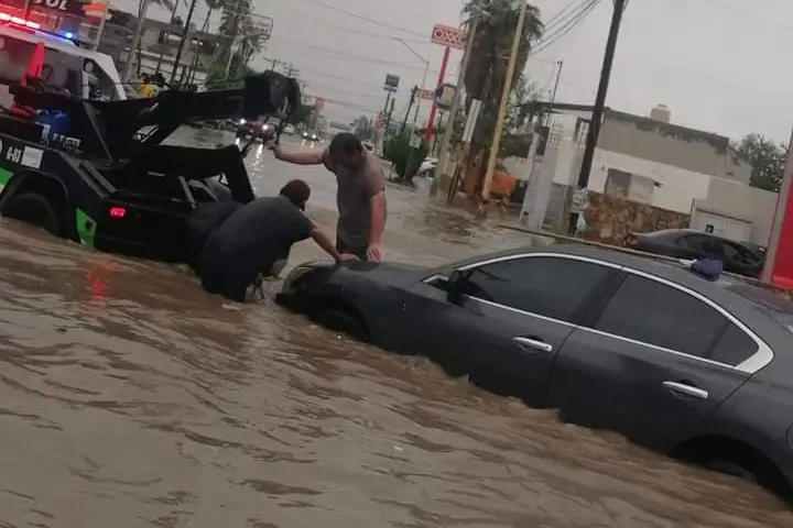 La mujer quedó atrapada en la corriente