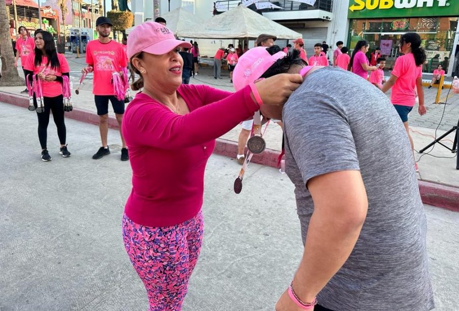 La carrera es parte de la conmemoración del mes de la lucha contra el cáncer de mama