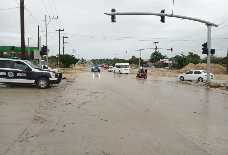 Seguridad pública vigilando cruce de arroyo por tormenta tropical lidia