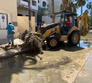 Servicios municipales limpiando calles de Cabo San Lucas