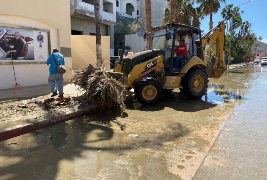 Servicios municipales limpiando calles de Cabo San Lucas