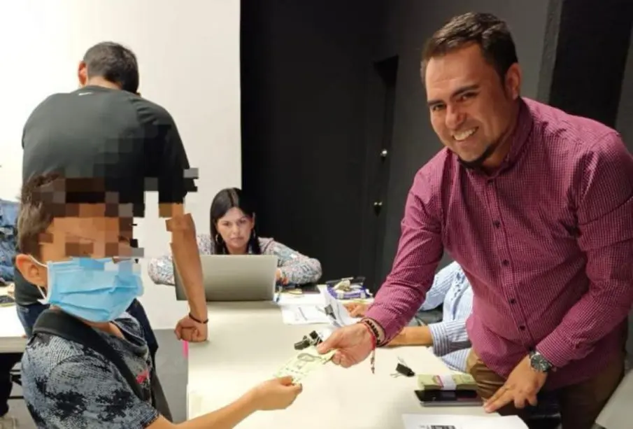 Servidores públicos entregando apoyo a estudiante