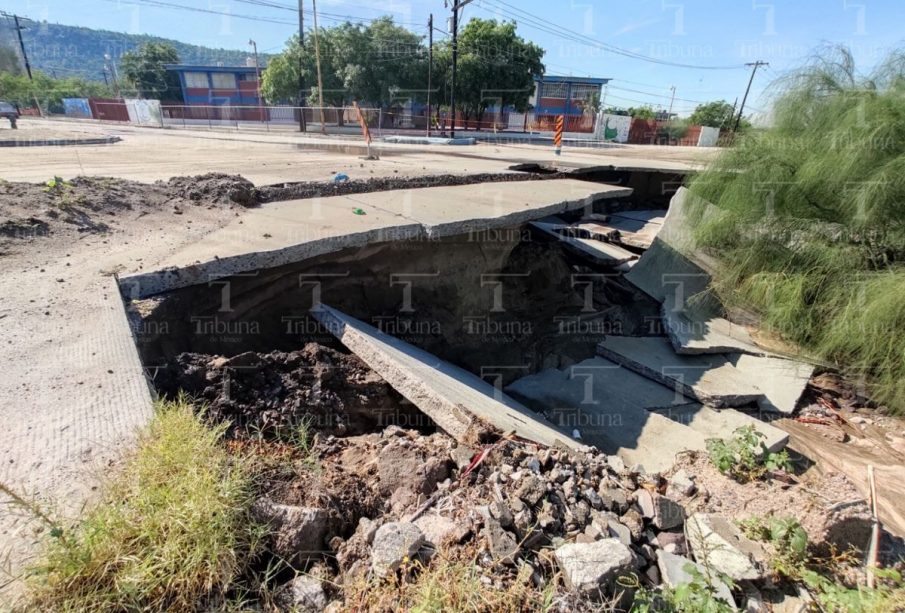 Socavón en la colonia La Rinconada