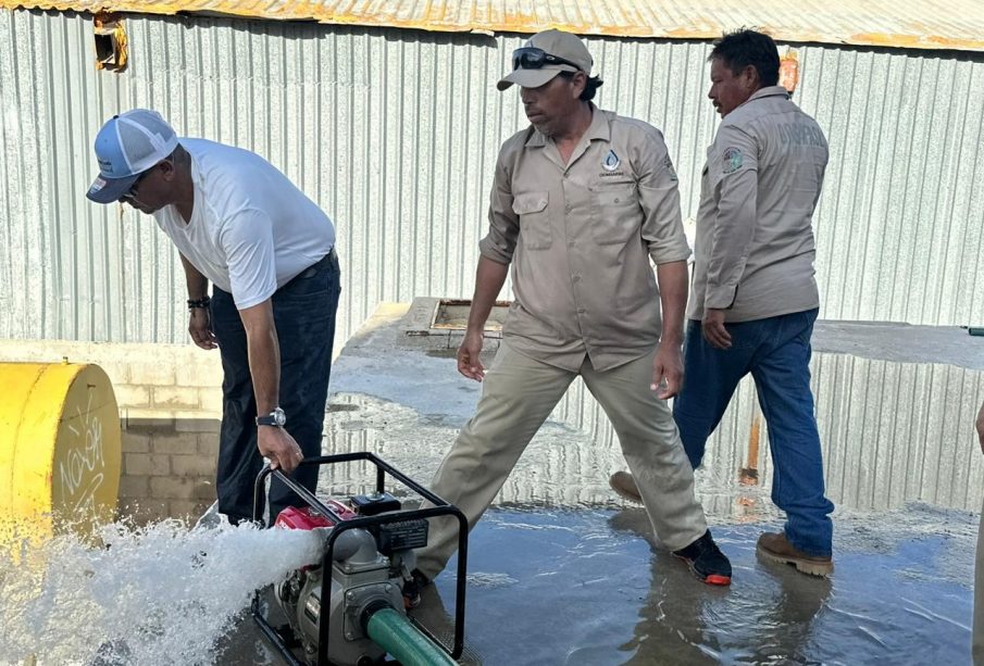 Trabajadores de Oomsapas bombeando agua