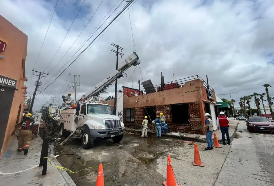 Trabajadores de la CFE restableciendo energía tras Norma