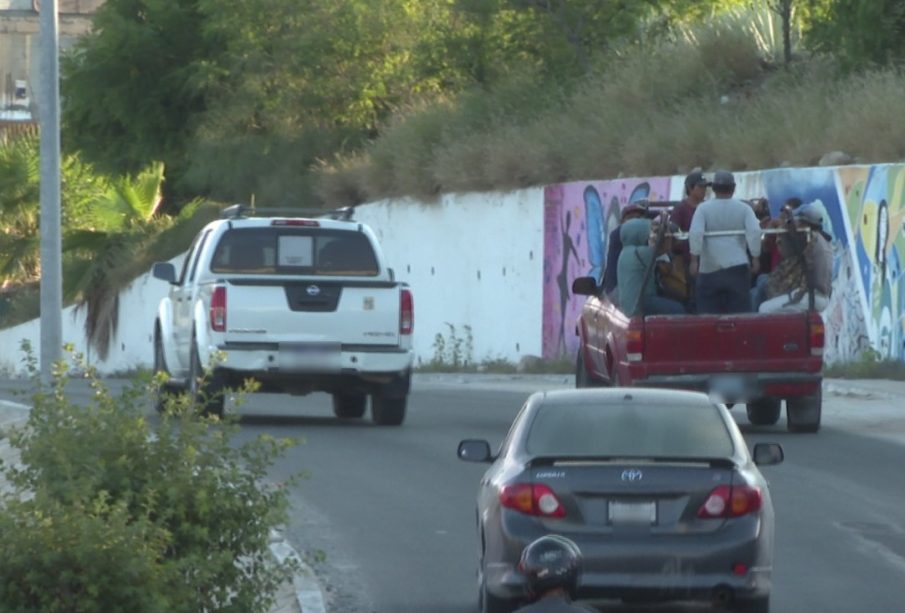 Trabajadores en caja de pick-up transitando en la transpeninsular