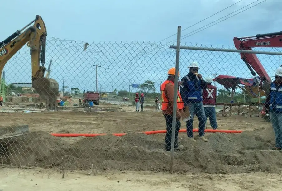 Trabajadores en obra supuestamente irregular