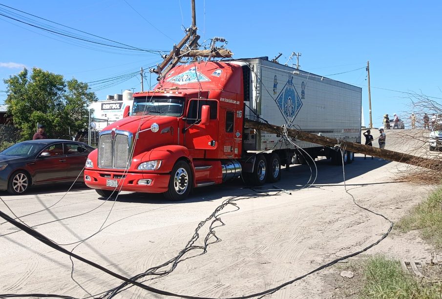 Tráiler derriba postes de luz