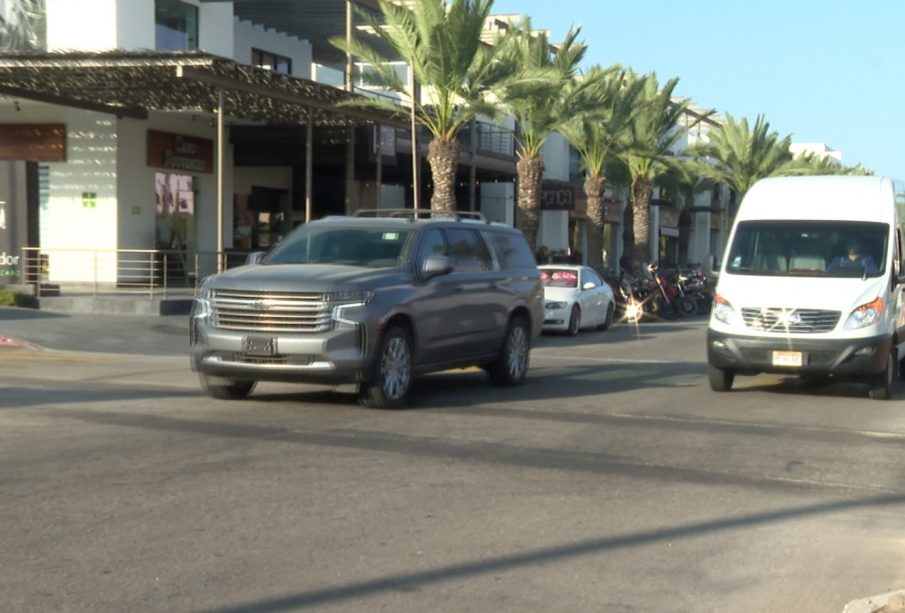 Transportadora turística circulando por la calle