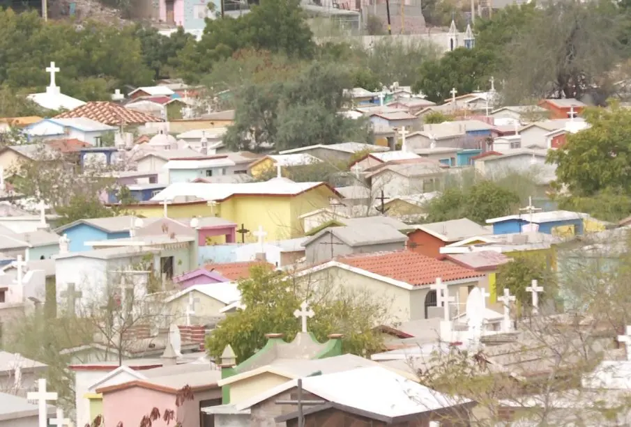 Tumbas en panteones de La Paz