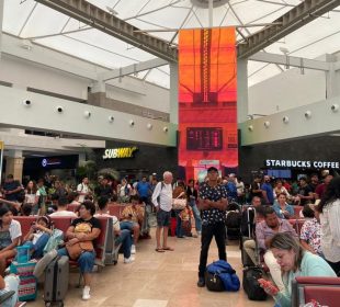 Turistas en el Aeropuerto Internacional de Los Cabos