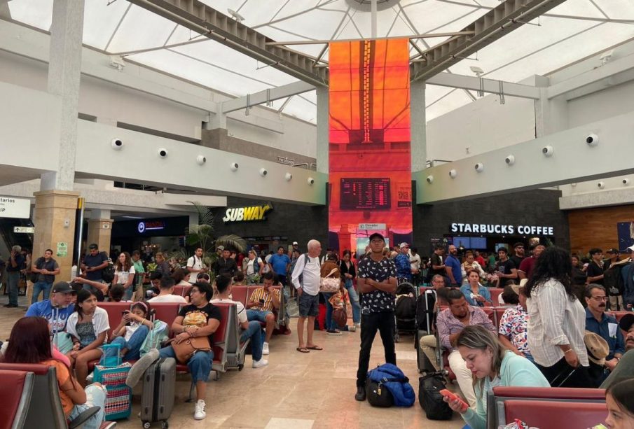 Turistas en el Aeropuerto Internacional de Los Cabos