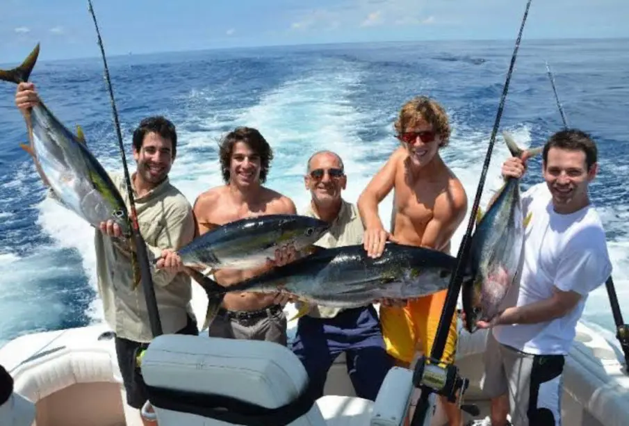 Turistas pescando en un yate
