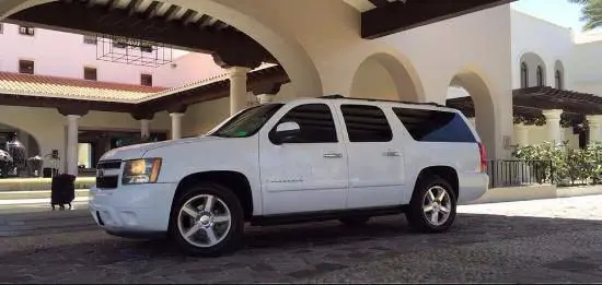 Vehículo fuera de hotel