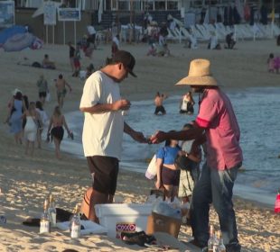 Vendedor ambulante en playa de Cabo San Lucas